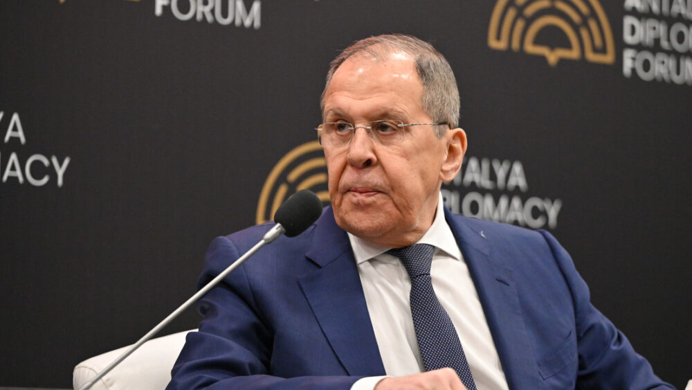 Lavrov: “Solo las fuerzas militares pueden expulsar del poder a esa inmundicia en Kiev”
