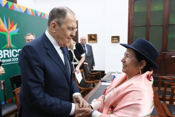 Lavrov se reúne con la canciller de Bolivia en Brasil