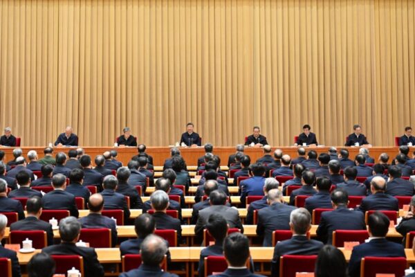 Xi Jinping aboga por construir una comunidad de destino compartido con países vecinos.