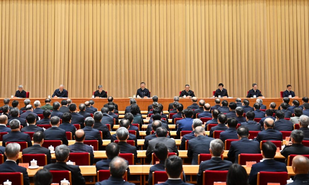 Xi Jinping aboga por construir una comunidad de destino compartido con países vecinos.