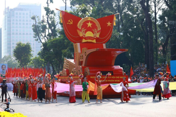 Vietnam celebra los 50 años de reunificación con un solemne desfile.