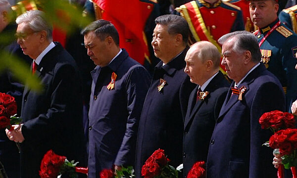 Presidente de Rusia junto con invitados extranjeros depositan flores en la Tumba del Soldado Desconocido
