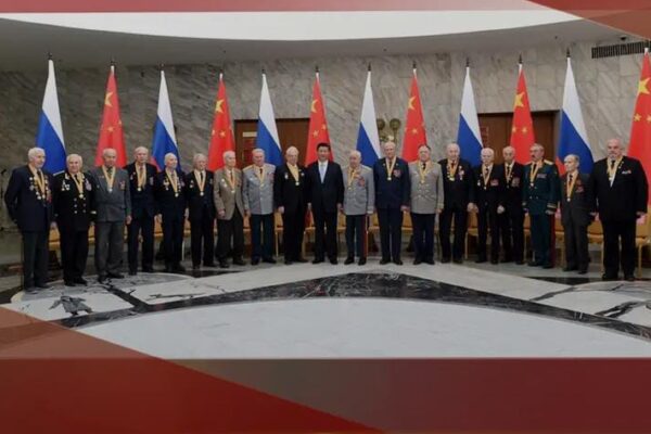 El presidente Xi Jinping se reunió con 18 veteranos rusos en Moscú