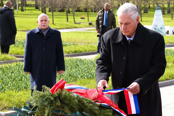 Díaz-Canel rinde homenaje a las víctimas de Leningrado en el monumento a la Madre Patria durante su visita a San Petersburgo