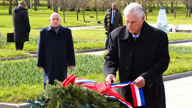 Díaz-Canel rinde homenaje a las víctimas de Leningrado en el monumento a la Madre Patria durante su visita a San Petersburgo