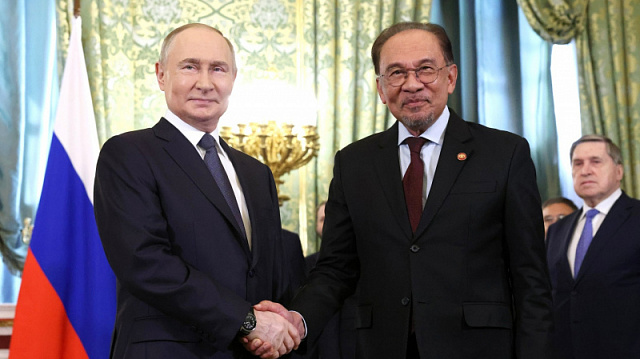 Presidente de Rusia, Vladímir Putin, y el primer ministro de Malasia, Anwar Ibrahim, abordaron el desarrollo de los lazos económicos