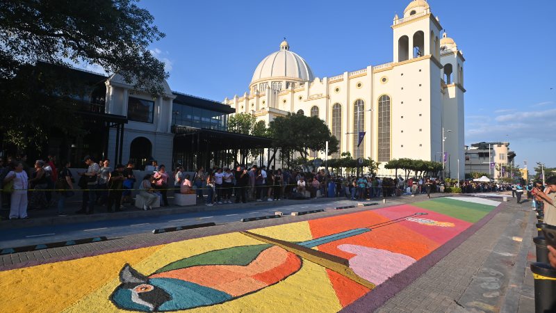 El Salvador | Mega alfombra de El Salvador atrae a miles de turistas y devotos
