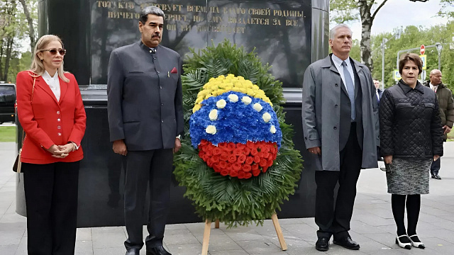 Maduro y Díaz-Canel rinden homenaje a Simón Bolívar en Moscú durante su visita