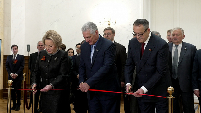 El presidente de Cuba inauguró en Moscú una exposición dedicada a las relaciones ruso-cubanas