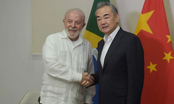 Presidente de Brasil y ministro de Asuntos Exteriores chino abordan el fortalecimiento de la cooperación en áreas clave