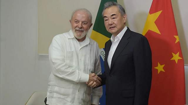 Presidente de Brasil y ministro de Asuntos Exteriores chino abordan el fortalecimiento de la cooperación en áreas clave