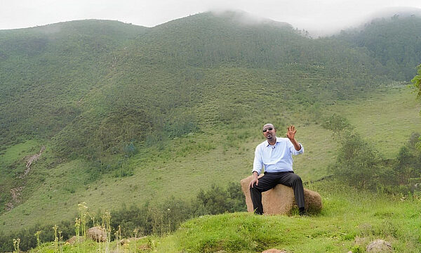 Primer ministro etíope invita a subir montañas históricas con escalones tallados a mano