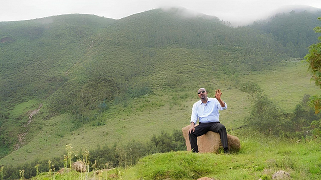 Primer ministro etíope invita a subir montañas históricas con escalones tallados a mano