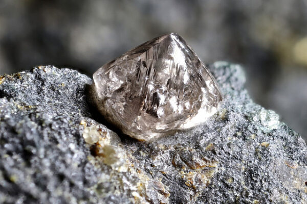 Encuentran diamante gigante de más de 600 quilates en Brasil