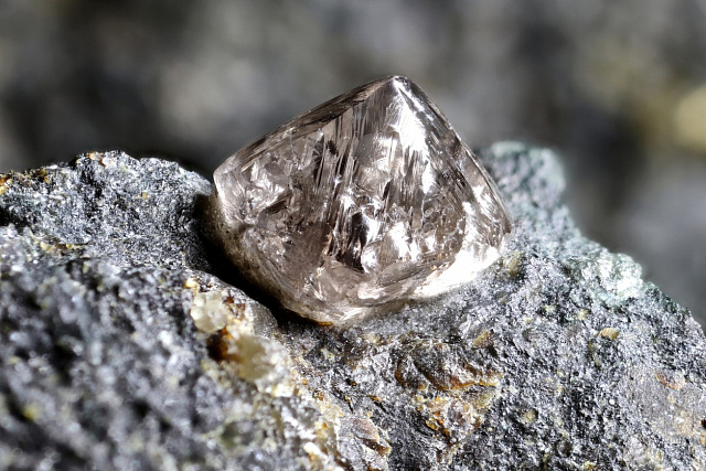 Encuentran diamante gigante de más de 600 quilates en Brasil