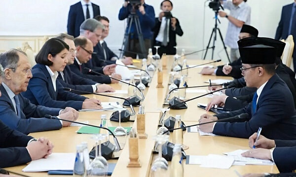 Ministro de Asuntos Exteriores de Indonesia invita al ministro de Asuntos Exteriores de Rusia a Yakarta
