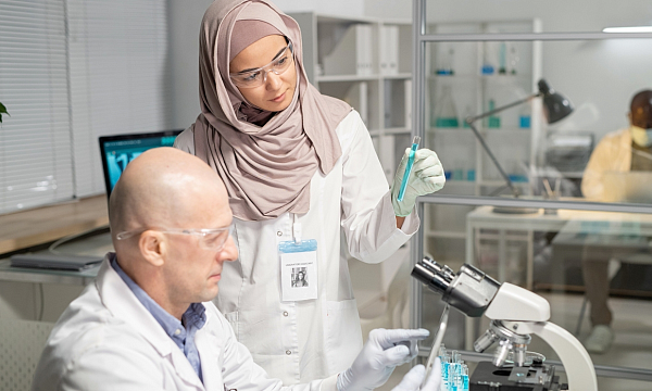 Científicos iraníes producen proteínas para regeneración de piel y huesos