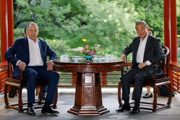 El ministro de Relaciones Exteriores de China, Wang Yi, da la bienvenida a Lavrov a China para la Reunión Ministerial de la OCS.
