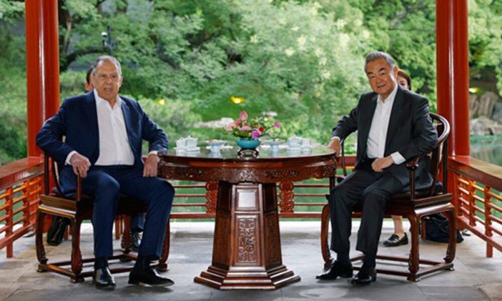 El ministro de Relaciones Exteriores de China, Wang Yi, da la bienvenida a Lavrov a China para la Reunión Ministerial de la OCS.