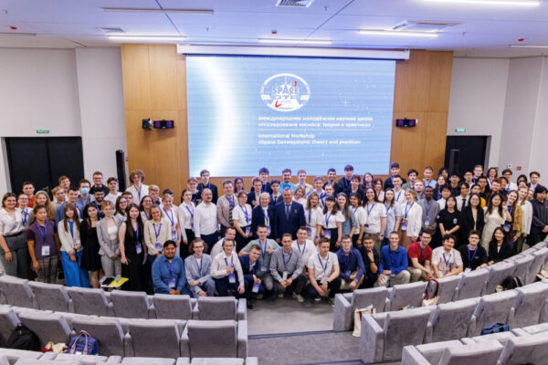 Estudiantes de distintos países participan en la Escuela Espacial Internacional en la Universidad Técnica Estatal de Moscú N. E. Bauman