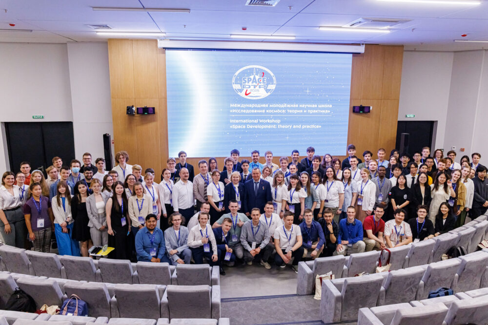 Estudiantes de distintos países participan en la Escuela Espacial Internacional en la Universidad Técnica Estatal de Moscú N. E. Bauman