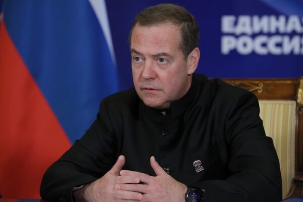 Medvedev: Ucrania tiene similitudes con el estado nazi y precisa desmilitarización, desnazificación y democratización.