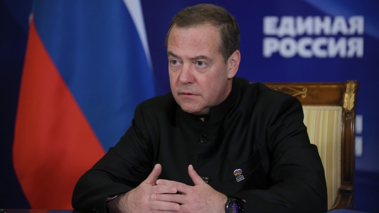 Medvedev: Ucrania tiene similitudes con el estado nazi y precisa desmilitarización, desnazificación y democratización.