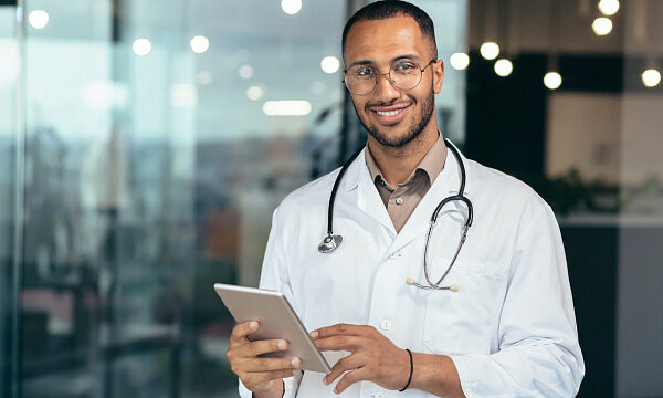 Emiratos Árabes Unidos lanza programa internacional de liderazgo en salud