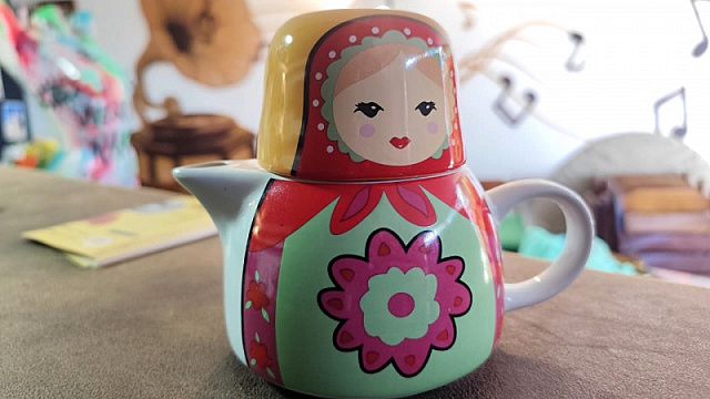 Propietario de un bistró en Río de Janeiro promueve tradición rusa del té