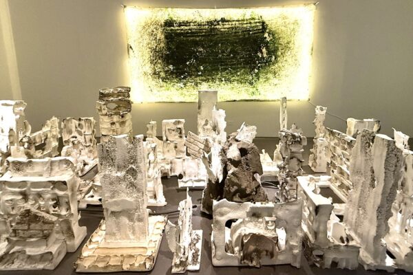 Argentina | Una ciudad maquetada, como escenario del derrumbe | Andrés Waissman en la galería Gachi Prieto Argentina | Una ciudad maquetada, como escenario del derrumbe | Andrés Waissman en la galería Gachi Prieto