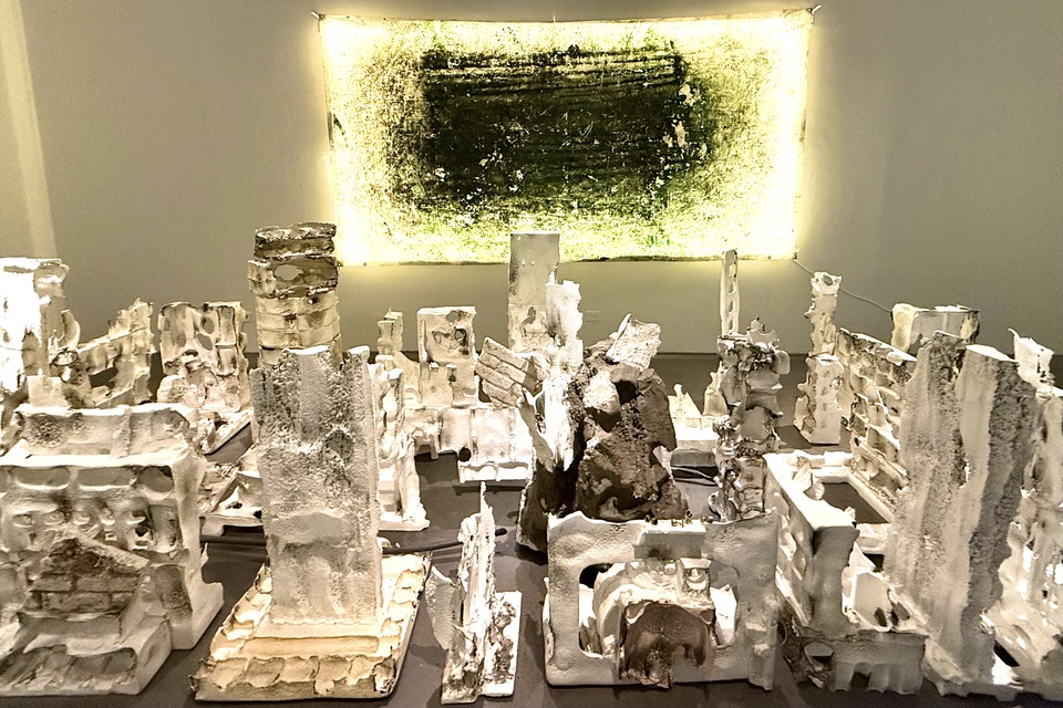Argentina | Una ciudad maquetada, como escenario del derrumbe | Andrés Waissman en la galería Gachi Prieto