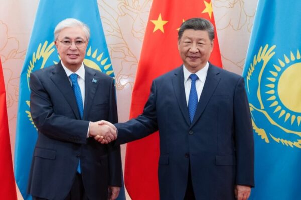 Xi Jinping afirma que China y Kazajistán son socios estratégicos.