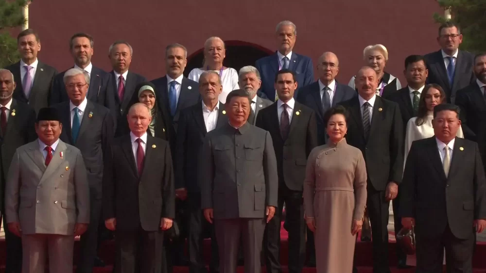 80 Aniversario Victoria China | Xi Jinping toma foto grupal con líderes internacionales previo al megadesfile.